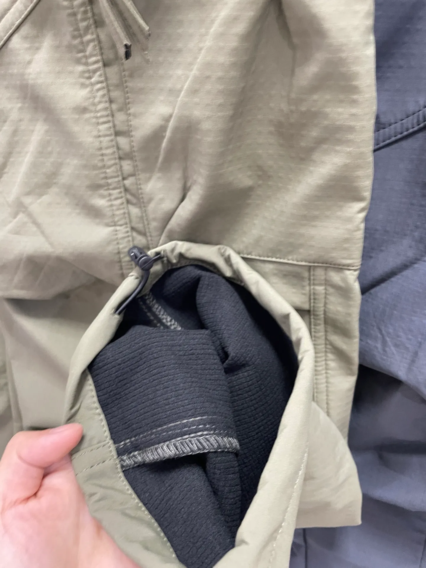 P280 Stone Island/Stone Island badge velvet casual workwear straight pants. Velvet style. Good warmth in autumn and winter. Original quality. Must buy in winter. Variable leg version. The upper body is very simple, handsome and stylish. It is for men and women. The micro-elastic texture is very soft and comfortable. The upper body is super versatile and can be worn by anyone. The loose version is suitable for all kinds of figures. I like to wear it quickly. Color: black, army green, dark gray, apricot
